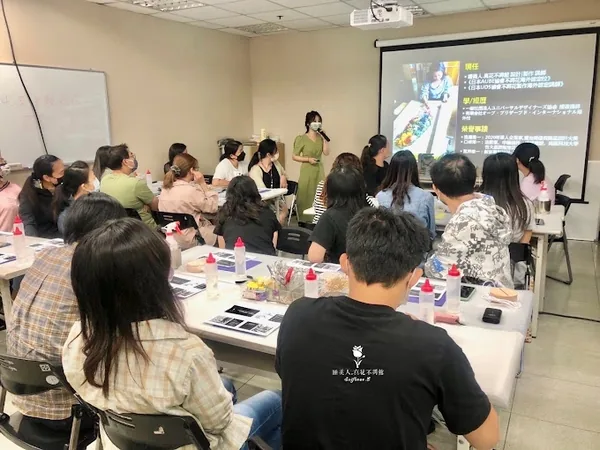 睡美人花藝課程學員圍桌上課實景