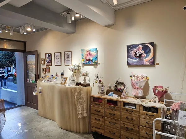 睡美人真花不凋館店內木質展示櫃陳列花藝作品